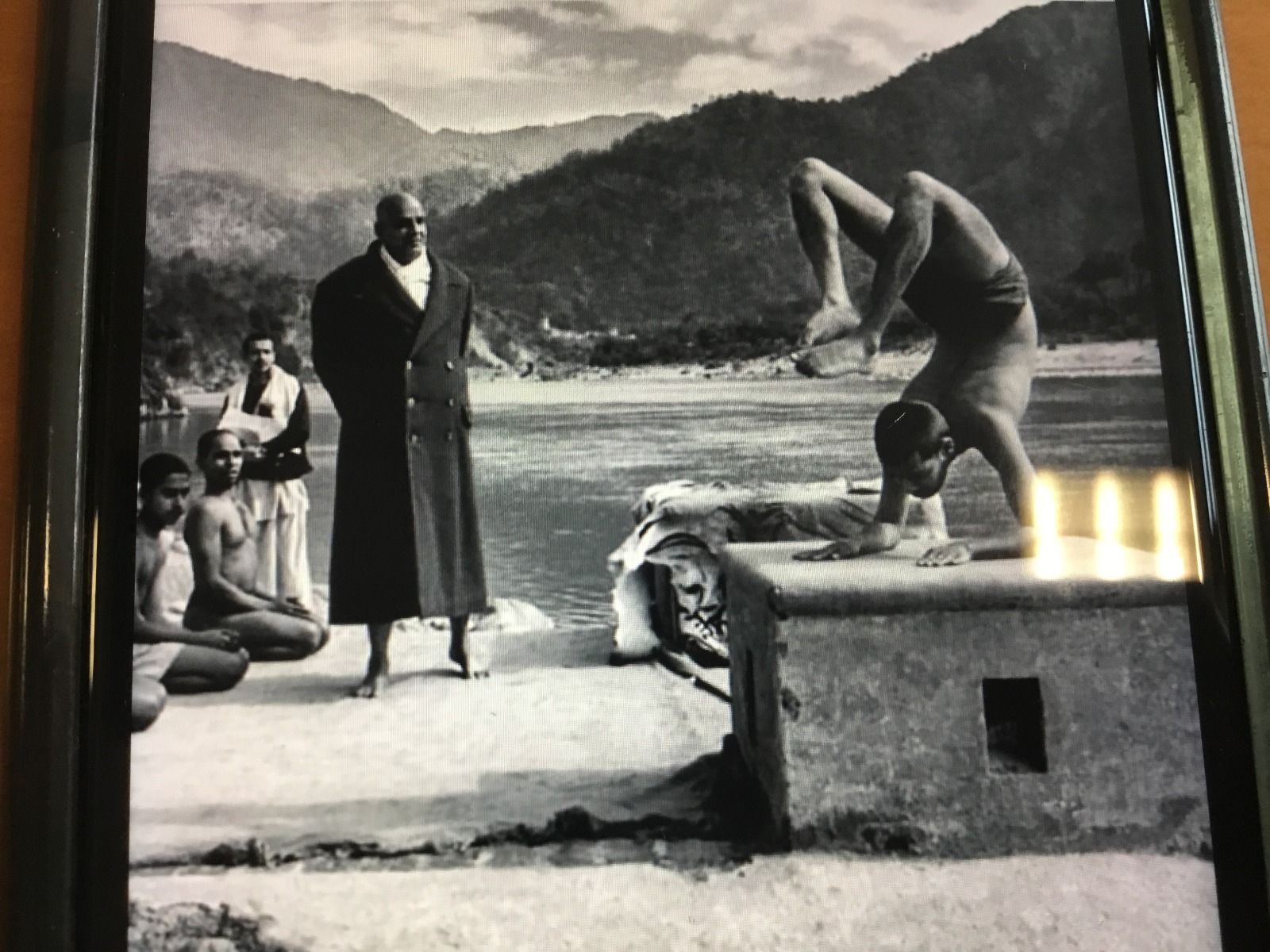 Posizione yoga con sfondo lago